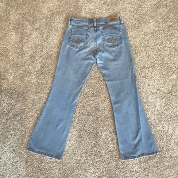 Levi’s signature light wash modern bootcut jeans with flared leg. Women's size 8 - Picture 3 of 9